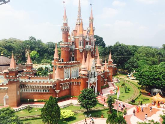 Wisata Miniatur Indonesia yang Mengagumkan TMII